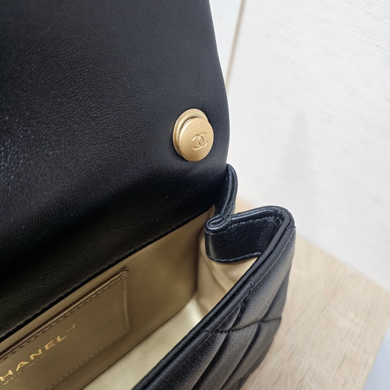 [平台最甜❣️新年甜價出回饋🧧] Chanel 黑羊皮霧金釦CF20珍珠下蓋肩斜背包-17