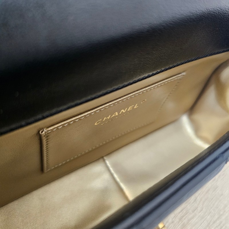 [平台最甜❣️新年甜價出回饋🧧] Chanel 黑羊皮霧金釦CF20珍珠下蓋肩斜背包-18