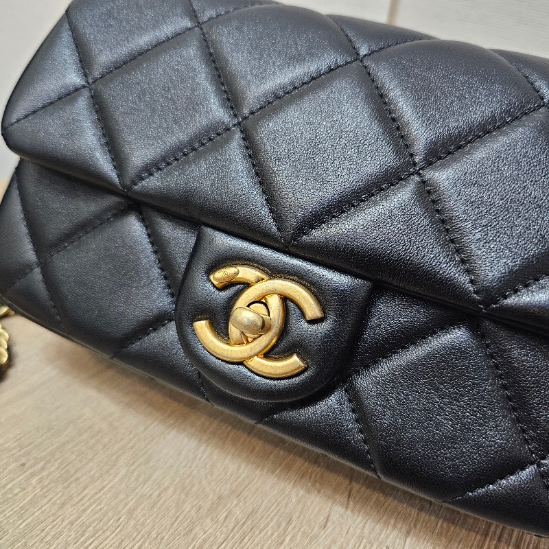 [平台最甜❣️新年甜價出回饋🧧] Chanel 黑羊皮霧金釦CF20珍珠下蓋肩斜背包-20
