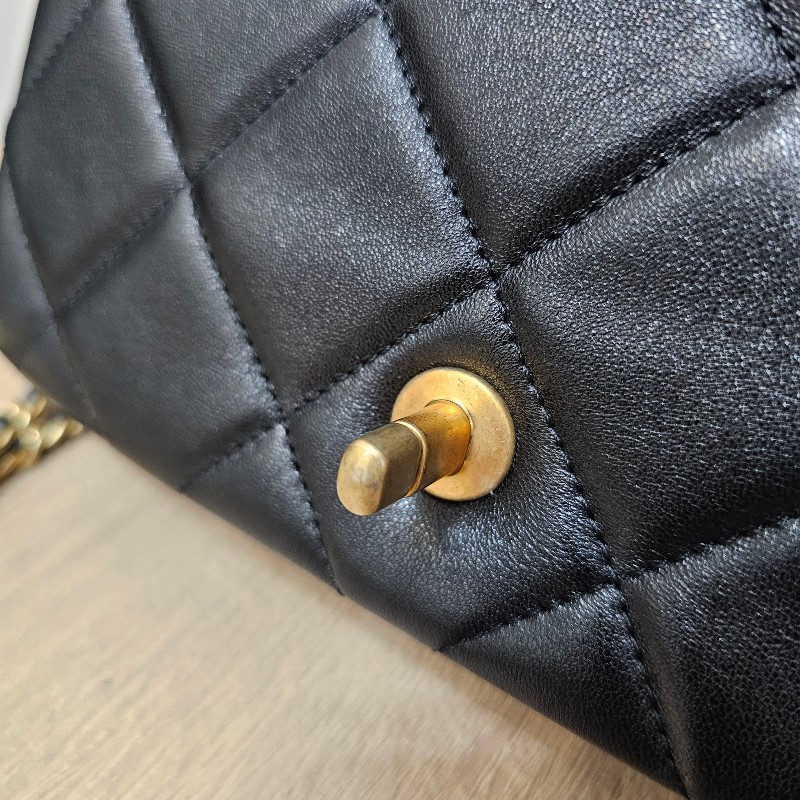 [平台最甜❣️新年甜價出回饋🧧] Chanel 黑羊皮霧金釦CF20珍珠下蓋肩斜背包-21