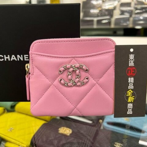 東區正精品㊣CHANEL 19 AP2086 全新香奈兒粉紅色羊皮銀色皮穿鍊LOGO 方型卡片零錢包 RA1689