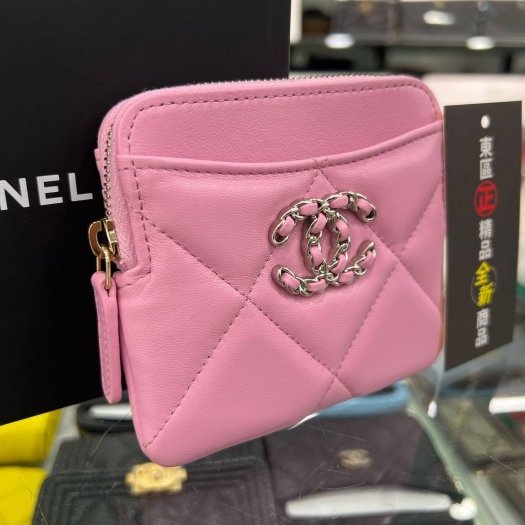 東區正精品㊣CHANEL 19 AP2086 全新香奈兒粉紅色羊皮銀色皮穿鍊LOGO 方型卡片零錢包 RA1689-1