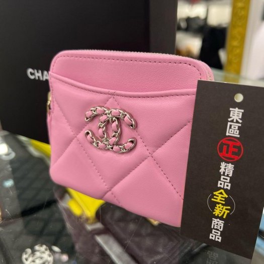 東區正精品㊣CHANEL 19 AP2086 全新香奈兒粉紅色羊皮銀色皮穿鍊LOGO 方型卡片零錢包 RA1689-2