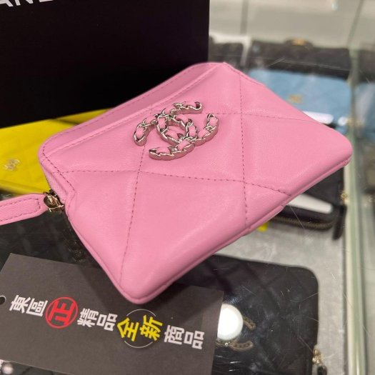 東區正精品㊣CHANEL 19 AP2086 全新香奈兒粉紅色羊皮銀色皮穿鍊LOGO 方型卡片零錢包 RA1689-3