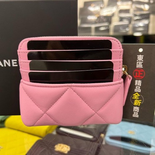東區正精品㊣CHANEL 19 AP2086 全新香奈兒粉紅色羊皮銀色皮穿鍊LOGO 方型卡片零錢包 RA1689-7