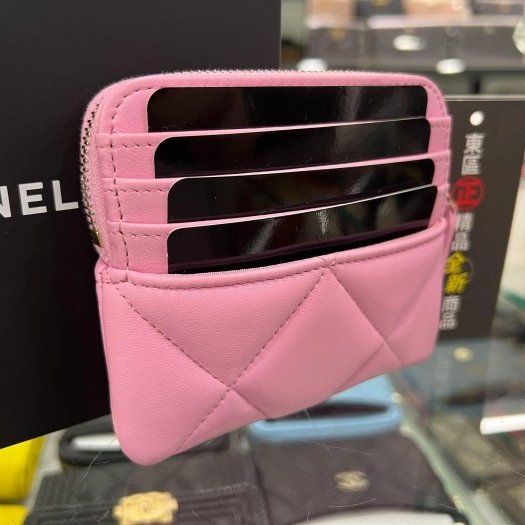 東區正精品㊣CHANEL 19 AP2086 全新香奈兒粉紅色羊皮銀色皮穿鍊LOGO 方型卡片零錢包 RA1689-8