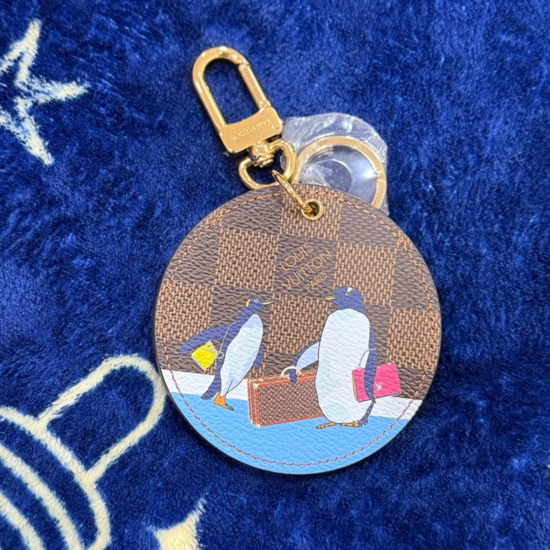 LV 棋盤格企鵝吊飾 鑰匙圈-0