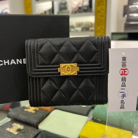東區正精品㊣CHANEL BOY A80734 香奈兒黑色荔皮牛皮霧金釦釦式後零錢袋中短夾 RZ4516-0