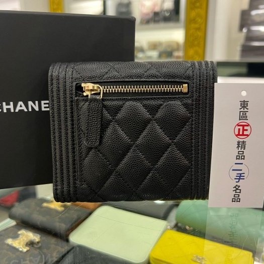 東區正精品㊣CHANEL BOY A80734 香奈兒黑色荔皮牛皮霧金釦釦式後零錢袋中短夾 RZ4516-9