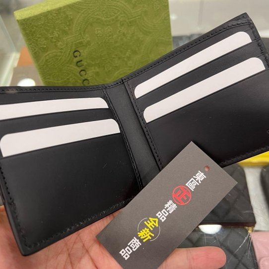 東區正精品㊣GUCCI 451240 全新PVC黑色皮革8卡對開短夾 RZ4452-2