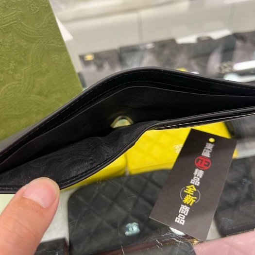 東區正精品㊣GUCCI 451240 全新PVC黑色皮革8卡對開短夾 RZ4452-9