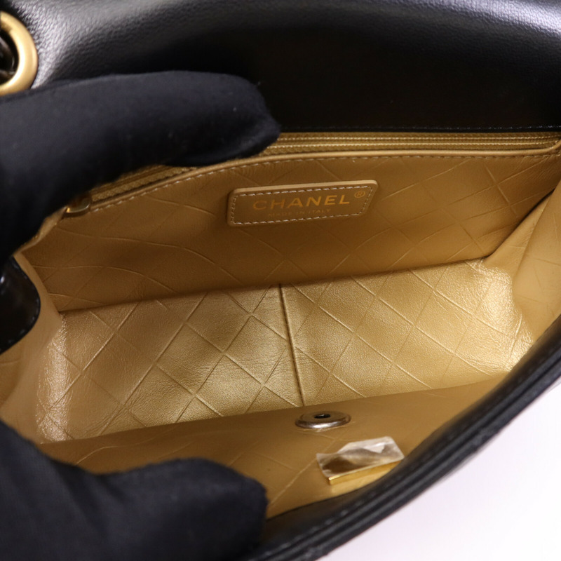 CHANEL 羊皮皮革Pearl Hairpin Badge鏈帶肩背袋-4