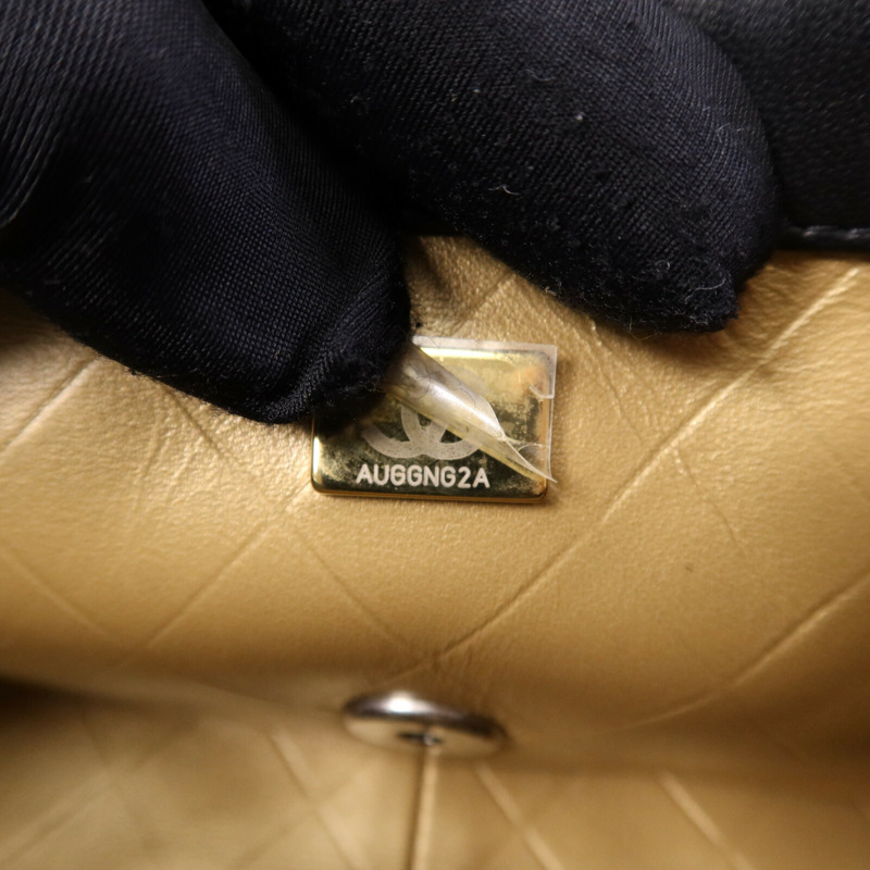 CHANEL 羊皮皮革Pearl Hairpin Badge鏈帶肩背袋-6