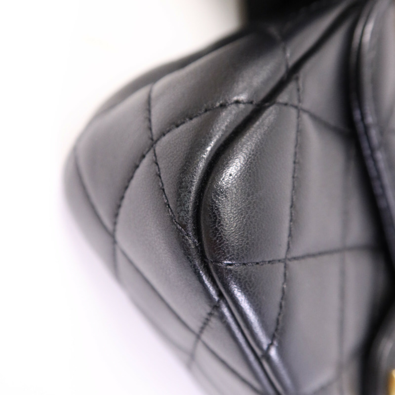 CHANEL 羊皮皮革Pearl Hairpin Badge鏈帶肩背袋-10