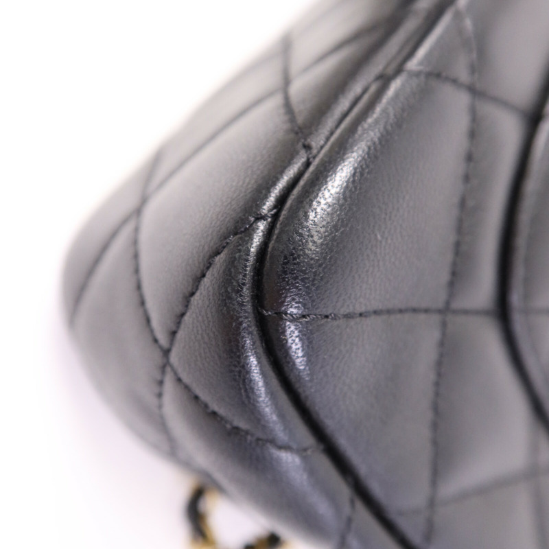 CHANEL 羊皮皮革Pearl Hairpin Badge鏈帶肩背袋-11