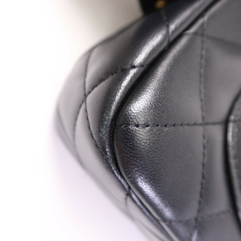 CHANEL 羊皮皮革Pearl Hairpin Badge鏈帶肩背袋-12