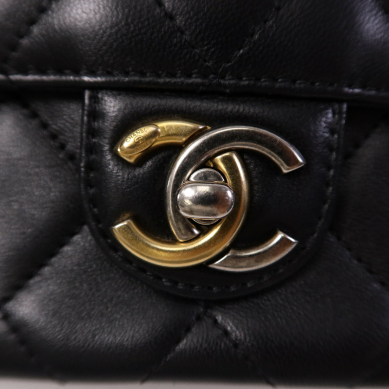 CHANEL 羊皮皮革Pearl Hairpin Badge鏈帶肩背袋-13