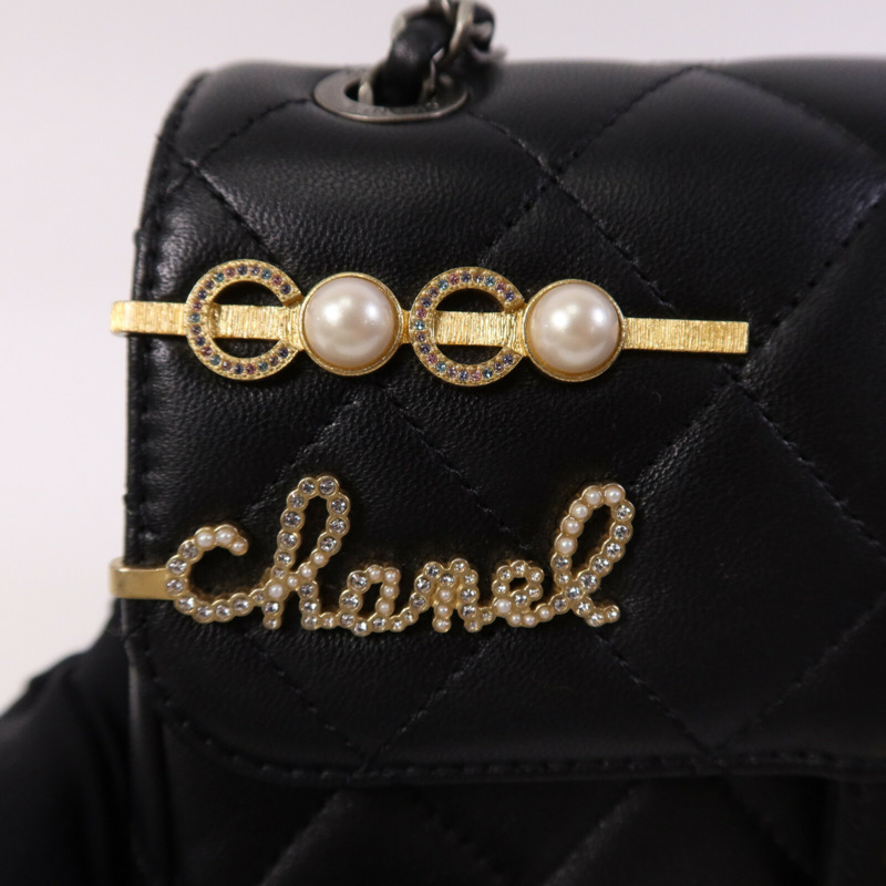CHANEL 羊皮皮革Pearl Hairpin Badge鏈帶肩背袋-15