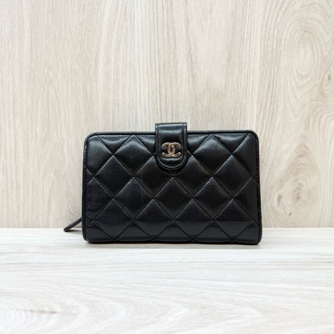 chanel黑銀羊皮前釦後拉鍊10卡中夾A48667