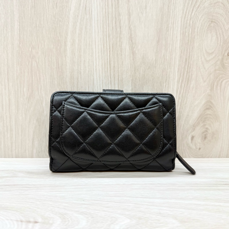 chanel黑銀羊皮前釦後拉鍊10卡中夾A48667-1