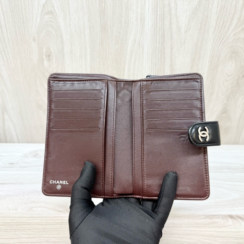 chanel黑銀羊皮前釦後拉鍊10卡中夾A48667-5