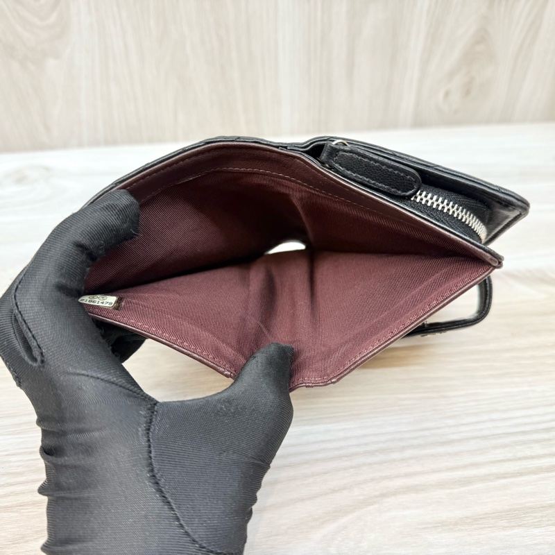 chanel黑銀羊皮前釦後拉鍊10卡中夾A48667-6