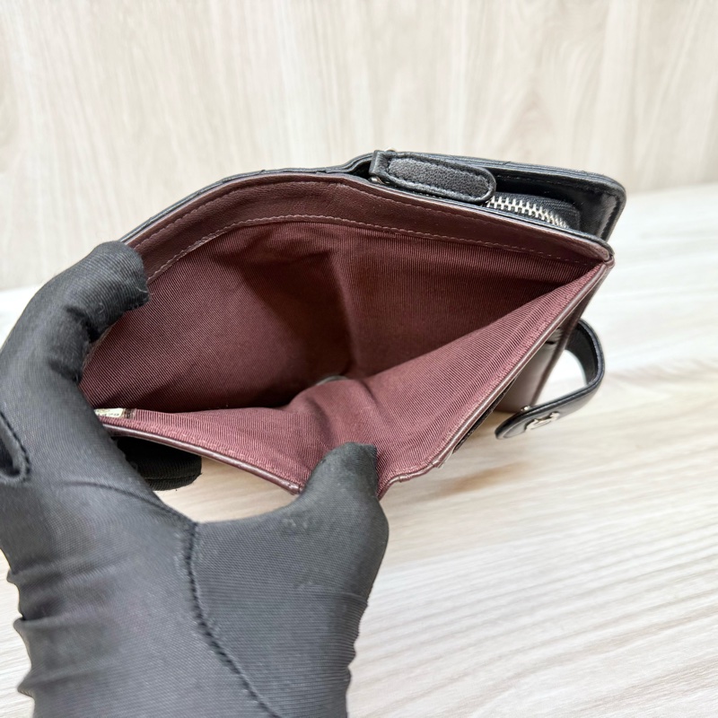 chanel黑銀羊皮前釦後拉鍊10卡中夾A48667-7