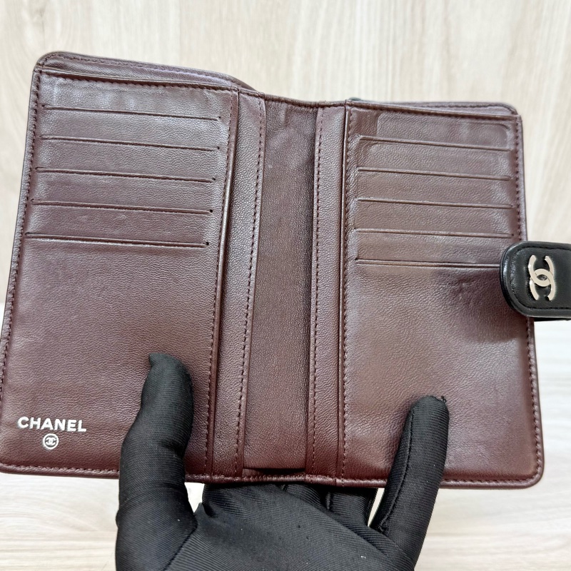 chanel黑銀羊皮前釦後拉鍊10卡中夾A48667-9