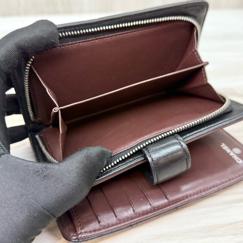 chanel黑銀羊皮前釦後拉鍊10卡中夾A48667-10