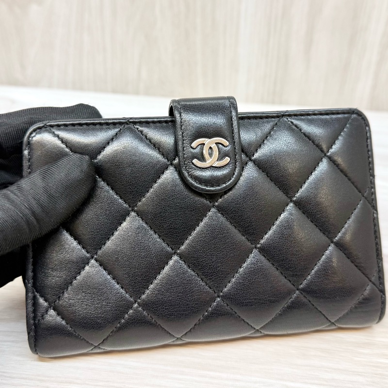 chanel黑銀羊皮前釦後拉鍊10卡中夾A48667-11