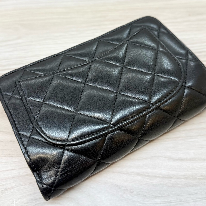 chanel黑銀羊皮前釦後拉鍊10卡中夾A48667-12