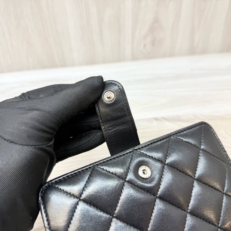 chanel黑銀羊皮前釦後拉鍊10卡中夾A48667-13