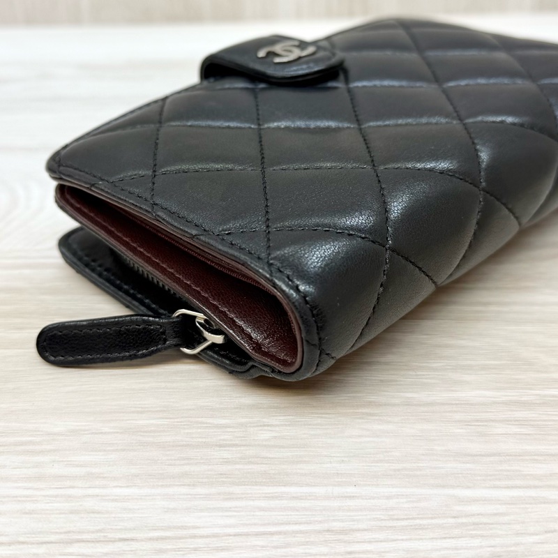 chanel黑銀羊皮前釦後拉鍊10卡中夾A48667-15