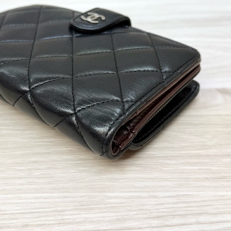 chanel黑銀羊皮前釦後拉鍊10卡中夾A48667-16