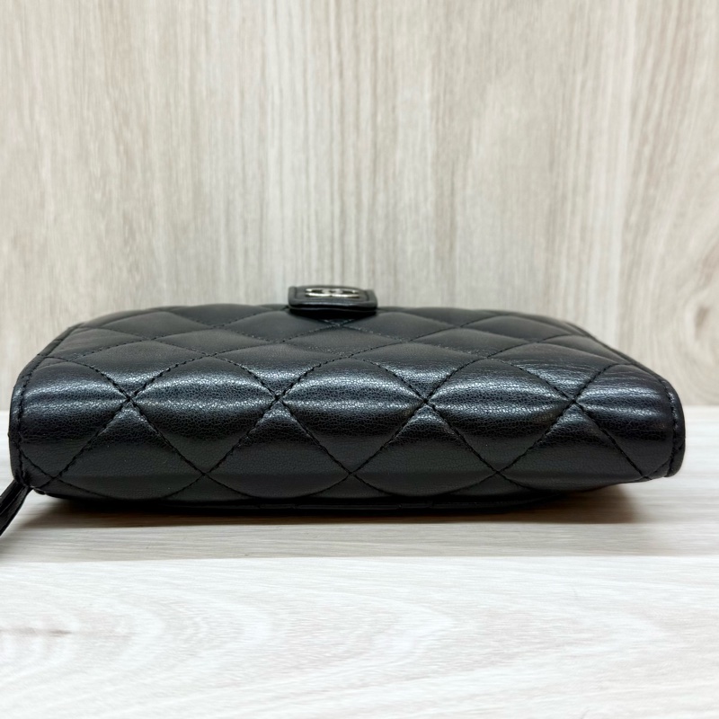 chanel黑銀羊皮前釦後拉鍊10卡中夾A48667-17