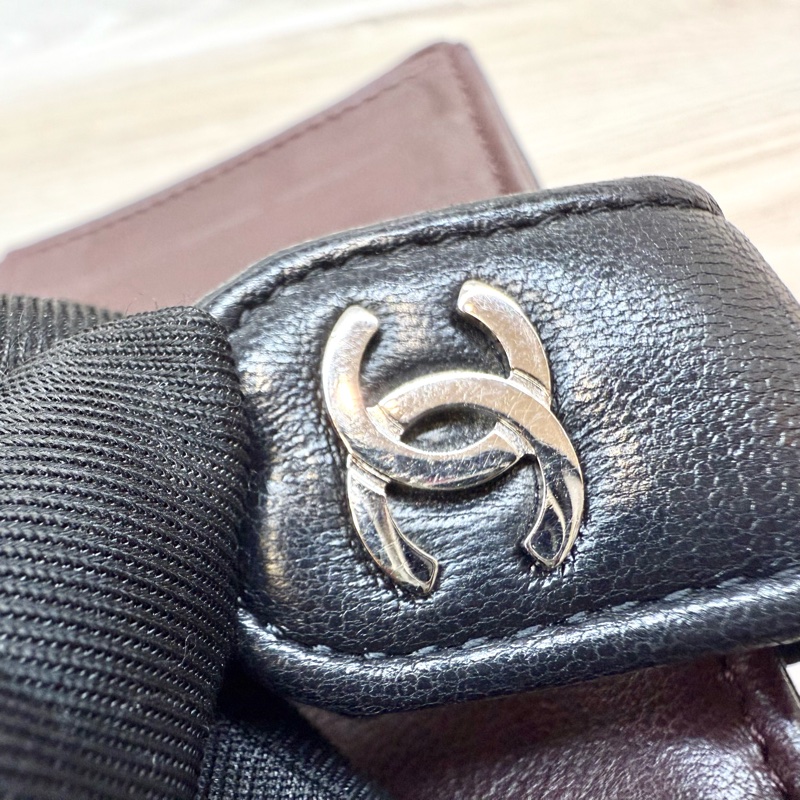 chanel黑銀羊皮前釦後拉鍊10卡中夾A48667-18