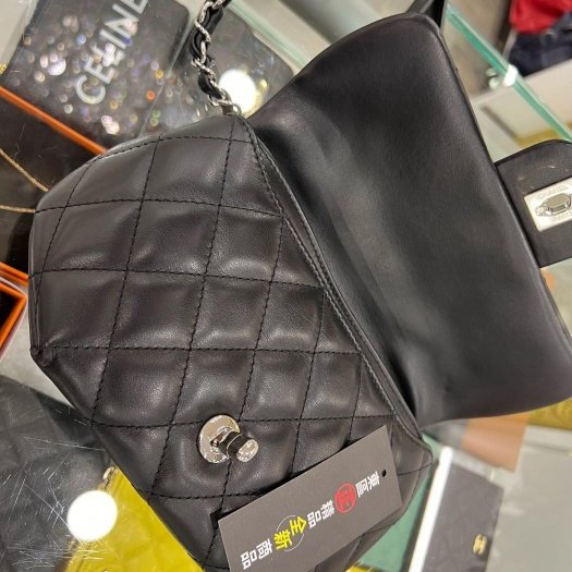 東區正精品㊣CHANEL 全新香奈兒黑色牛皮全皮銀釦銀鍊釦式翻蓋圓弧型胸口包腰包 RZ4645-3