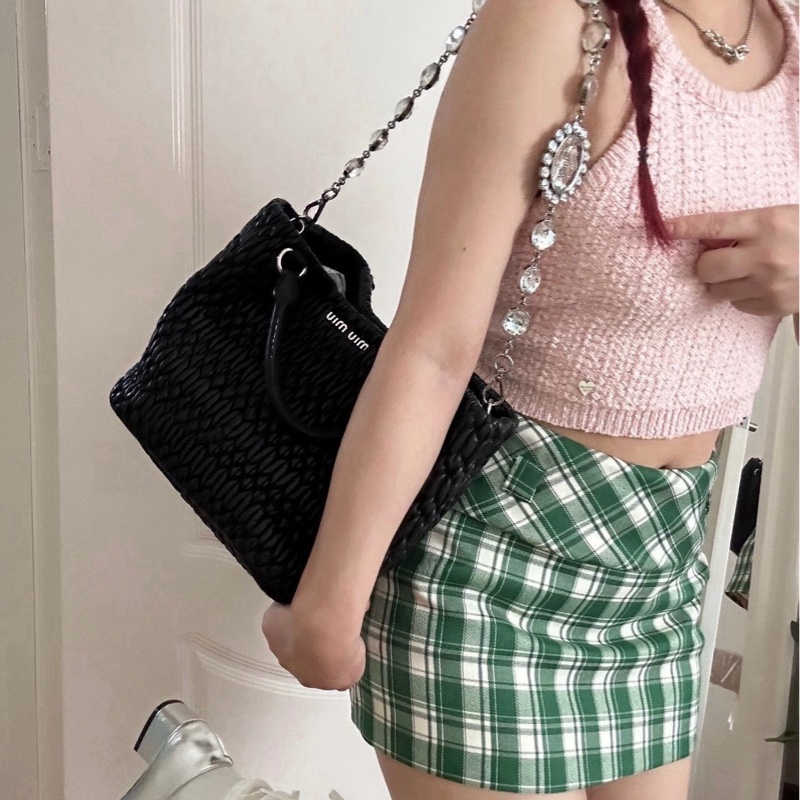miumiu黑色皺摺寶石包-2