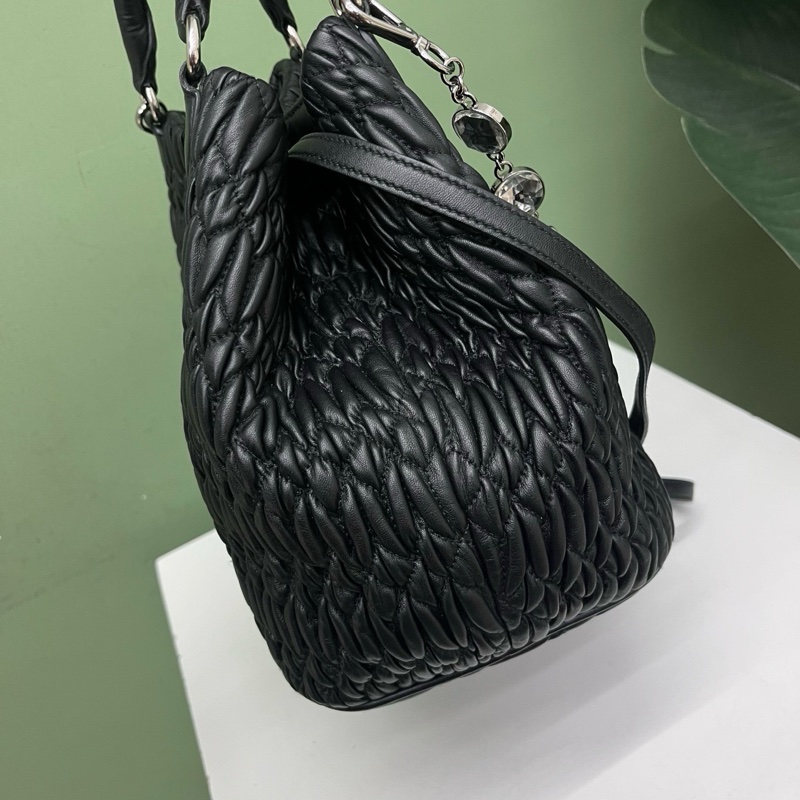 miumiu黑色皺摺寶石包-3