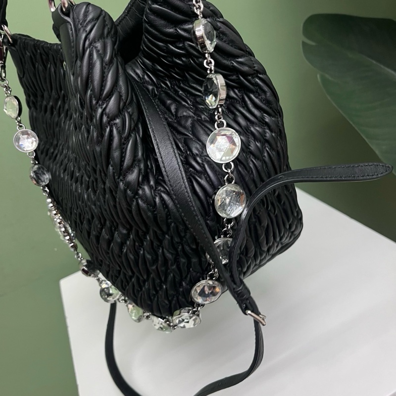 miumiu黑色皺摺寶石包-4