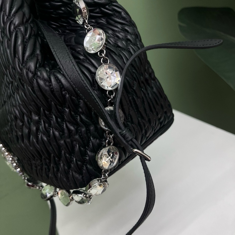 miumiu黑色皺摺寶石包-5