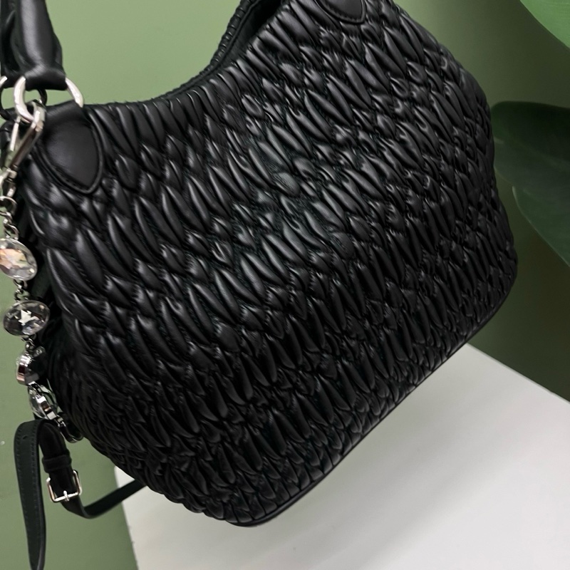 miumiu黑色皺摺寶石包-6