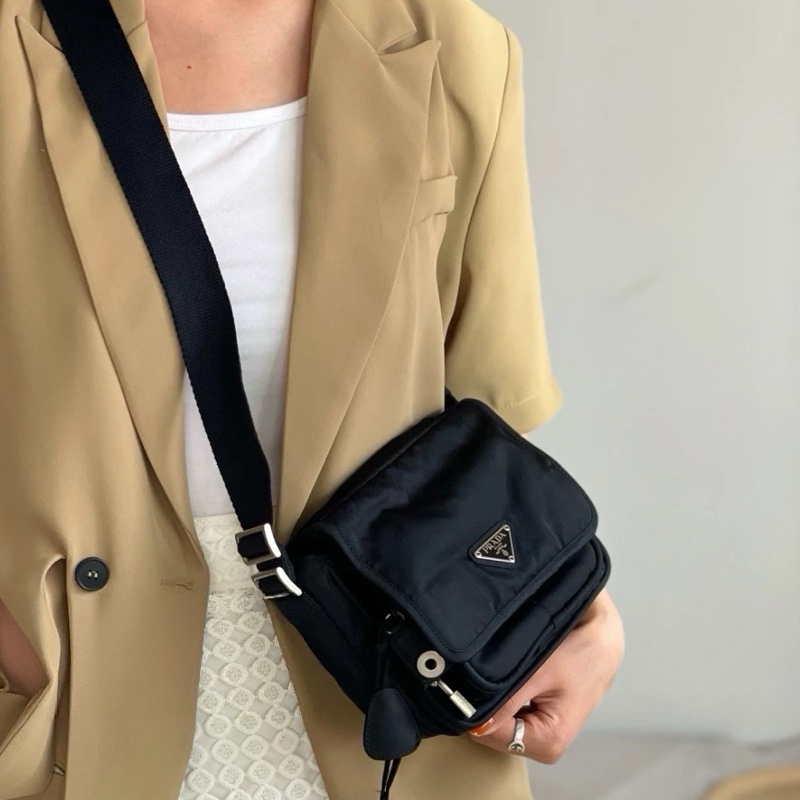 Prada普拉達黑銀降落傘布郵差包-1