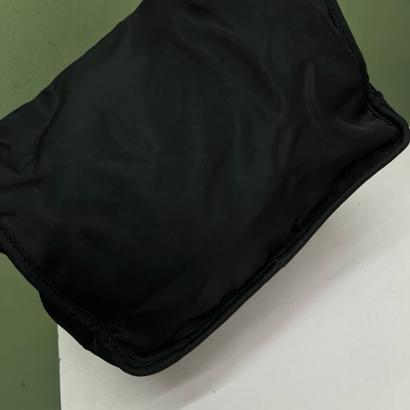 Prada普拉達黑銀降落傘布郵差包-4