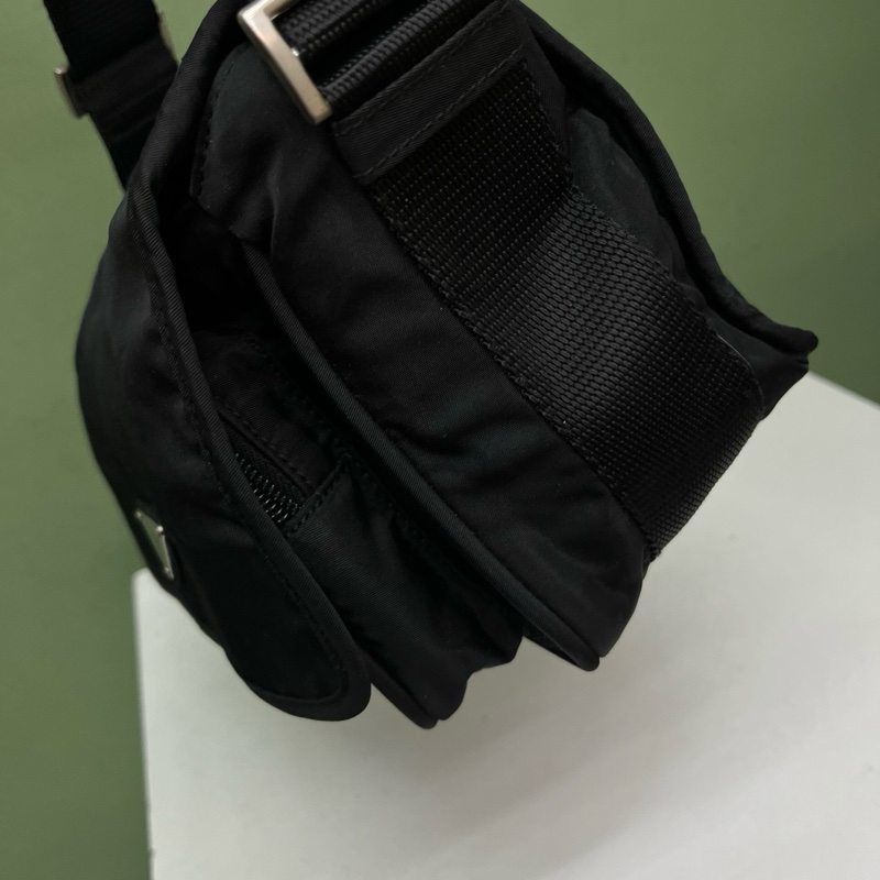 Prada普拉達黑銀降落傘布郵差包-6