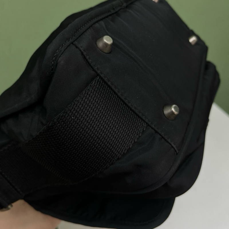 Prada普拉達黑銀降落傘布郵差包-7