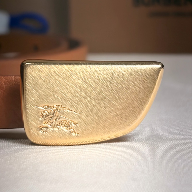 ‼️全台最甜 🎁全新盒裝 Burberry 巴寶莉 2024 戰馬鐵牌卡其窄皮帶（原價16500）-1