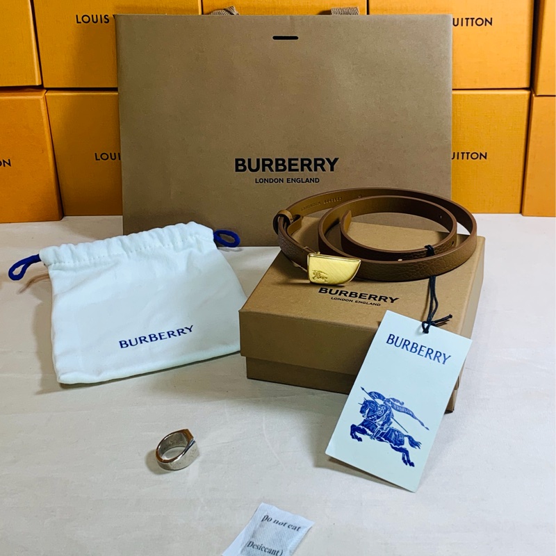 ‼️全台最甜 🎁全新盒裝 Burberry 巴寶莉 2024 戰馬鐵牌卡其窄皮帶（原價16500）-2