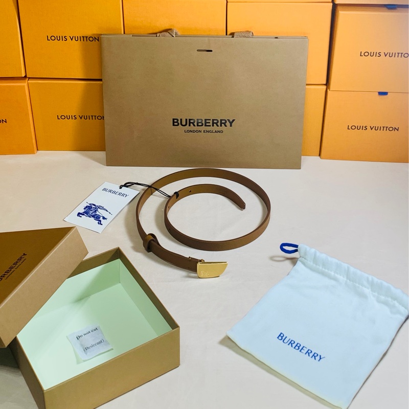 ‼️全台最甜 🎁全新盒裝 Burberry 巴寶莉 2024 戰馬鐵牌卡其窄皮帶（原價16500）-3