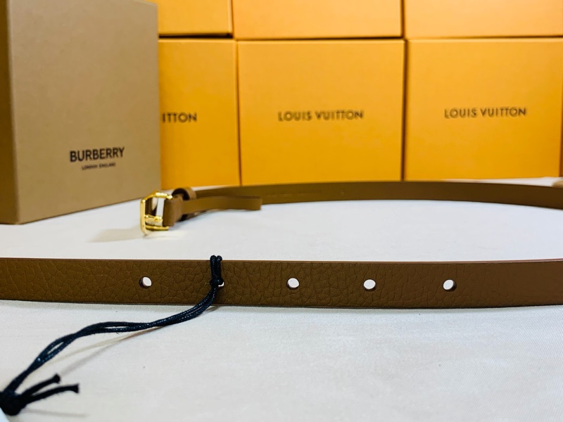 ‼️全台最甜 🎁全新盒裝 Burberry 巴寶莉 2024 戰馬鐵牌卡其窄皮帶（原價16500）-5